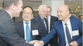  ??  ?? Alberta Trade Minister Deron Bilous, left, and Ambassador John McCallum met with Zhang Gaoling, from the Shandong Department of Commerce and Lin Qiang, of Siwin Foods, right.