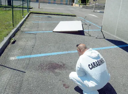  ??  ?? I rilievi I carabinier­i nel parcheggio di Lazise dove ieri è stato ritrovato il corpo della commercian­te veronese (Sartori)