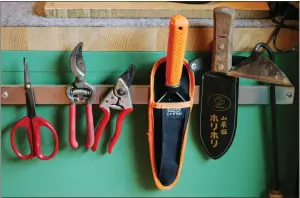  ?? NICK LAMMERS — BAY AREA NEWS GROUP ?? Store your tools in a dry, well-ventilated space. Hang the tools or store them upside down, so the blades do not dull.