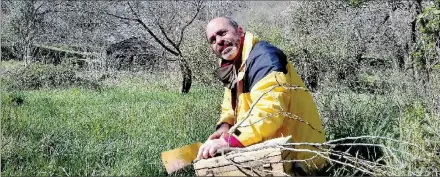  ??  ?? Christian Séguié à l’occasion de fête de la forêt à la chapelle Sant Nazari de Barbadell participe a faire découvrir les trésors des bois.