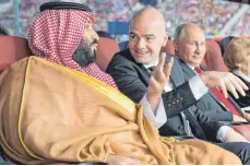  ?? FOTO: ALEXEI DRUZHININ/IMAGO ?? Thronprinz Mohammed Bin Salman (li.) will die Fußball-WM 2030 nach Saudi Arabien holen. FIFA-Präsident Gianni Infantino kennt er bereits.