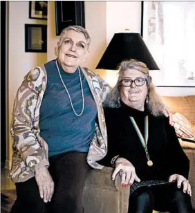  ?? ALYSSA SCHUKAR/PHOTOS FOR THE WASHINGTON POST ?? Jane Callahan-Moore, left, moved from her daughter’s house in the suburbs into Stephanie Clark’s high-rise condo on Chicago’s lakefront.