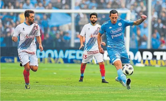  ?? (NICOLÁS BRAVO) ?? Puro control. Cristian Lema domina el balón. Con dos goles suyos de cabeza, más uno de Suárez, el Celeste goleó a Arsenal 3 a 0.