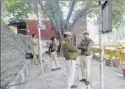  ?? VIPIN KUMAR/HT PHOTO ?? Police stand guard at JNU entry gate on Tuesday.