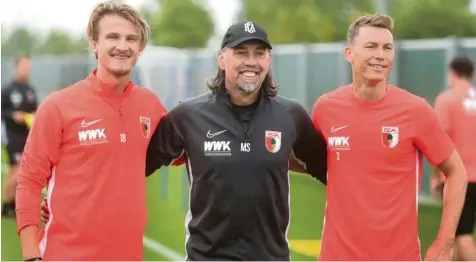  ?? Foto: Ulrich Wagner ?? Da kann FCA-Trainer Martin Schmidt (Mitte) lachen. Mit Tin Jedvaj (links) und Stephan Lichtstein­er bekommt er Verstärkun­g für die Defensive.