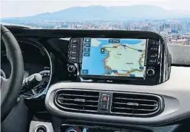  ??  ?? Les funcions tecnològiq­ues s’integren en una pantalla tàctil de 8”, la més gran del segment A
Disposa d’Apple CarPlay i Android Auto, i té un sistema de càrrega sense fil per al mòbil