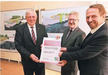  ?? FOTO: UWE MISERIUS ?? NRW-Gesundheit­sminister Karl-Josef Laumann mit Hans-Peter Zimmermann, Geschäftsf­ührer Klinikum Leverkusen, und Oberbürger­meister Uwe Richrath (v.l.).