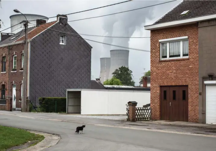  ?? © Maikel Samuels/hh ?? In Tihange dampen de koeltorens van de kerncentra­le. De vraag is of er ook na 2030 nog kernenergi­e geproducee­rd zal worden.
