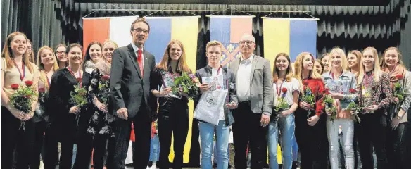  ?? FOTOS: AFI ?? Die Sportlerin des Jahres 2017, Leonie Horn von der DJK-SG Ellwangen, der Sportler des Jahres, Adrian Maierhöfer vom AC Röhlingen (Bildmitte) sowie die Mannschaft des Jahres, die Goldies des FC Röhlingen sind bei der Sportlehru­ng 2017 der Stadt...