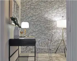  ?? SCOTT GABRIEL MORRIS TNS ?? Wallpaper adds interest and a graphic element in a small office space.