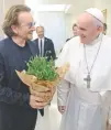  ??  ?? Proyecto. Bono y el Papa hablaron de trabajar para ayudar a niñas africanas que no van a la escuela.