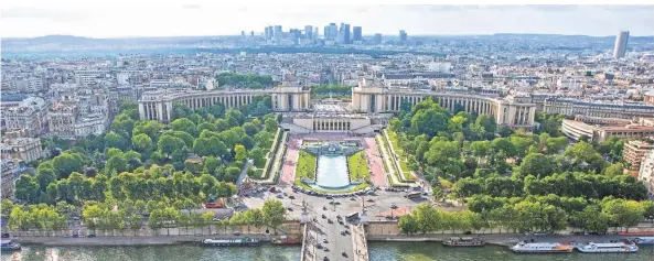  ?? FOTO: VICTOR KORCHENKO/DPA ?? Blick auf den Palaus du Trocadéro und La Défence vom Eiffelturm aus. Geht es nach der Bürgermeis­terin, erhält die Metropole noch weitere grüne Oasen.