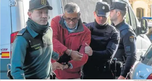  ?? JOAQUÍN HERNÁNDEZ ‘KIKI’ ?? Enver B. conducido por los agentes antes de entrar a juicio.