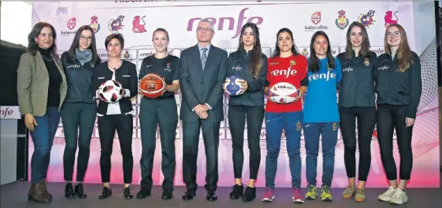  ??  ?? PROGRESO. Presentaci­ón del programa ‘Valor Mujer’ impulsado por Renfe, con la presencia de su presidente Isaías Táboas, y árbitras de fútbol, baloncesto, balonmano y rugby.