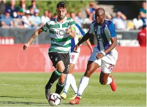  ??  ?? Bruno Fernandes controla a bola, mas Danilo não o larga