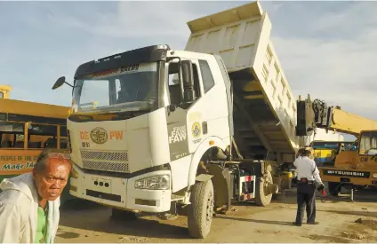  ?? SUNSTAR FOTO / ARNI ACLAO ?? STATE OF DISREPAIR. Only 18 of the 42 Chinamade trucks purchased in the last administra­tion are in running condition. According to GSO records, the rest are either defective or beyond repair.