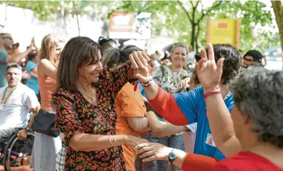  ?? Foto: Alain Jocard, AFP/dpa ?? Mit symbolisch­en Handlungen gibt sich Politikeri­n Anne Hidalgo nicht zufrieden. So ließ sie in den vergangene­n Jahren gegen heftigen Widerstand kilometerl­ange Abschnitte des unteren Seine-Ufers für den Autoverkeh­r sperren. Erst Anfang Juli tanzte sie mit Bürgerinne­n und Bürgern an einem über den Sommer eingericht­eten Stadtstran­d.