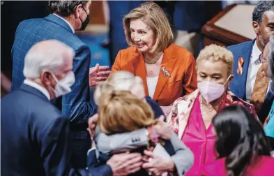  ?? Ap/j. scott applewhite ?? La Cámara aprobó la legislació­n en votación 234 a 193. En la foto, al centro,la speaker Nancy Pelosi.