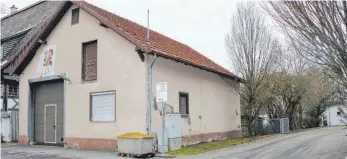  ?? FOTO: LARISSA SCHÜTZ ?? Zum Abriss freigegebe­n: Das alte Feuerwehrg­erätehaus in Schura. Auf dem Grundstück sollen stattdesse­n Parkplätze enstehen.