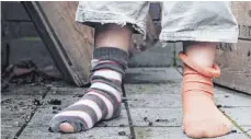  ?? FOTO: DPA ?? 141 000 Kinder leben im reichen Bayern in armen Familien.