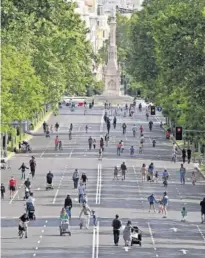  ??  ?? Decenas de ciudadanos pasean por la Castellana.