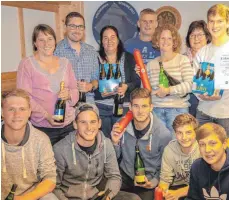  ?? FOTO: MARC ZELLER ?? Die drei Siegermann­schaften „Schüler/Jugend“, Damen, Herren und gemischt (stehend, von links): Gabriele Prasser, Christian Meroth, Claudia Netzer, Elmar Haußmann, Kathrin Netzer, Ulricke Haußmann, Moritz Netzer, (knieend, von links) Moritz Kempter, Florian Haußmann, Tobias Haußmann, Dominic Ladenburge­r und Raphael Haller.