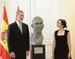  ?? // EFE ?? Don Felipe e Isabel Díaz Ayuso tras descubrirs­e la estatua