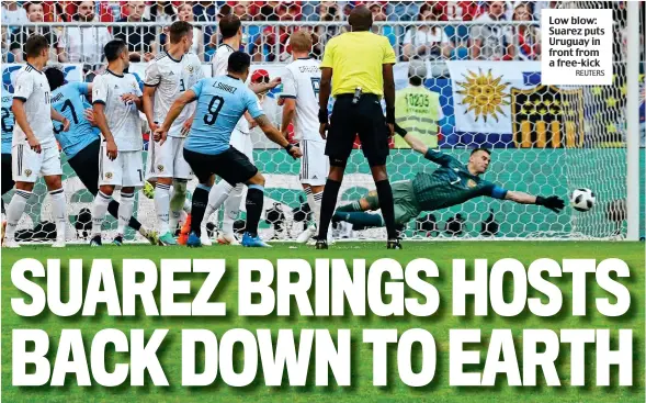  ?? REUTERS ?? Low blow: Suarez puts Uruguay in front from a free-kick