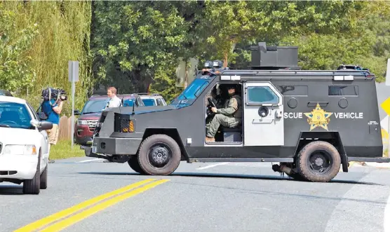  ?? JOSE LUIS MAGANA/AP ?? Policías de la ciudad de Aberdeen, Maryland, tras el incidente donde una empleada temporal disparó en un centro farmacéuti­co.