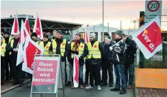  ?? Foto: dpa/Christian Pörschmann ?? Bus- und Bahnfahrer vor dem Depot der Verkehrsbe­triebe