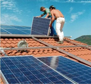  ?? Symbolfoto: Katja Lenz, dpa ?? Deutschlan­d sei nicht der Ort, wo die Solarzelle­n hergestell­t werden müssen. „Wir planen, bauen ein und konstruier­en“, sagt Grü nen Bundestags­abgeordnet­e Ekin Deligöz im Interview mit unserer Zeitung.