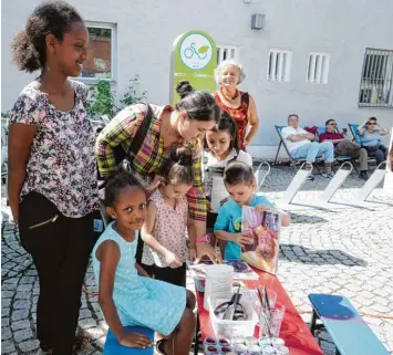  ??  ?? Welches Motiv darf es sein? An unserem Familienta­g konnten sich die kleinen Besucher in Kriegshabe­r vor dem alten Tram Depot schminken lassen.