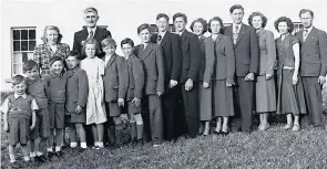  ??  ?? Peter and Ellen Donnelly and their 16 children, left. Now 13 of the siblings remain, with a combined age of 1,075