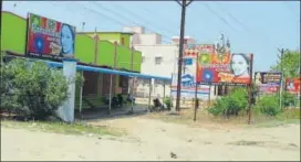  ?? HT PHOTO ?? The threat of ban to Sivakasi’s fire cracker industry, ‘the driver of the economy in this region’. has united the workers, trade union activists and owners of the fireworks manufactur­ing units.