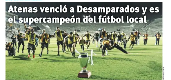  ??  ?? El conjunto pocitano se coronó campeón de campeones y celebró bajo la lluvia su triunfo.