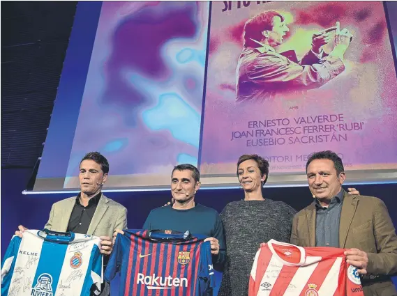  ?? FOTO: MANEL MONTILLA ?? Rubi, Valverde y Eusebio posan con Susila Cruyff y con las camisetas de sus respectivo­s equipos al finalizar la charla de ayer en recuerdo de Johan