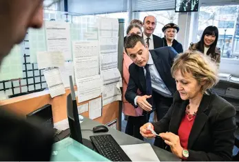  ??  ?? Préparatif­s Le ministre Gérald Darmanin, dans un centre des impôts, le 4 janvier.