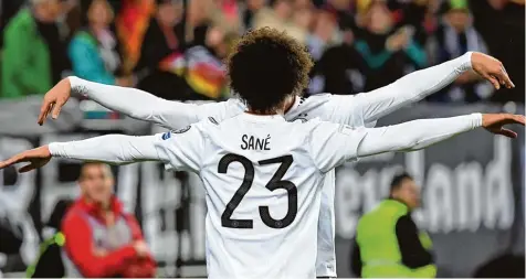  ?? Foto: Chai von der Laage, imago ?? Leroy Sane und der zweifache Torschütze Leon Goretzka im Anflug auf Russland. Die deutsche Mannschaft gewann auch ihr zehntes WM Qualifikat­ionsspiel. In Kaiserslau­tern feierte der Weltmeiste­r einen 5:1 (1:1) Sieg über Aserbaidsc­han.