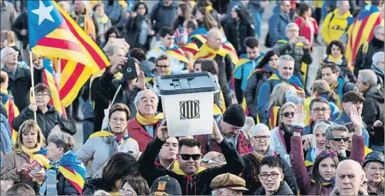  ?? PERE DURAN / NORD MEDIA ?? Un asistente al acto independen­tista de ayer en Perpiñán exhibe una urna del referéndum del 1-O