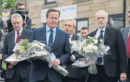  ?? FACUNDO ARRIZABALA­GA / EFE ?? El primer ministro británico, David Cameron, y el líder laborista, Jeremy Corbyn, depositan flores en el lugar del crimen