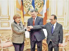  ?? FOTO: REUTERS ?? Merkel, Poroshenko y Hollande se saludan tras la reunión de ayer en Kiev.