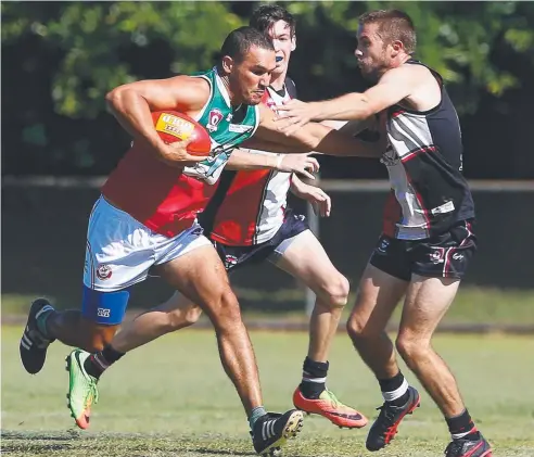  ?? Pictures: BRENDAN RADKE ?? RUNAWAY TRAIN: Cutters midfielder Bill English busts through the Saints pack at Griffiths Park on Saturday.