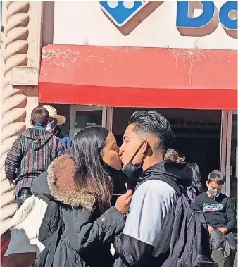  ??  ?? esta pareja decidió olvidarse por un momento del cubrebocas