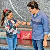  ?? PTI ?? Tokyo Olympics silver medallist weightlift­er Saikhom Mirabai Chanu shows her medal to cricket legend Sachin Tendulkar in Mumbai.
—