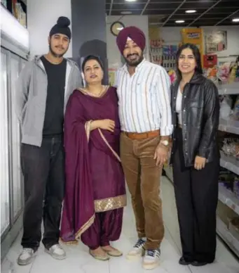  ?? FOTO KAREL HEMERIJCKX ?? Jaspreet en Kamaljit met hun zoon Supanjit en dochter Ansh in hun buurtsuper­markt.