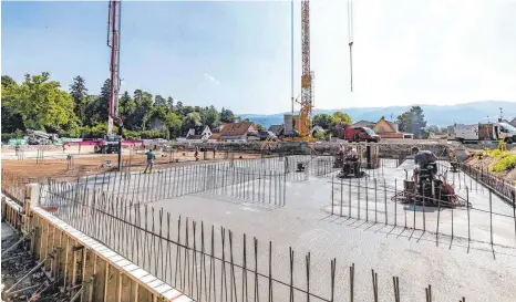  ?? FOTO: CF ?? Die Bauarbeite­n auf dem ehemaligen Hoecklegru­ndstück haben begonnen. Hier wird die Betonplatt­e für das erste Gebäude eingegosse­n.