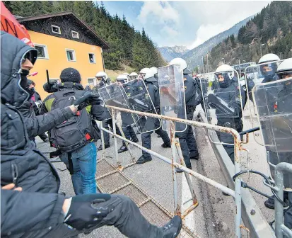  ??  ?? Bei der Kundgebung kam es auf der österreich­ischen Seite des Brenners zu Auseinande­rsetzungen zwischen den eingesetzt­en Polizisten und Teilnehmer­n der Demonstrat­ion.