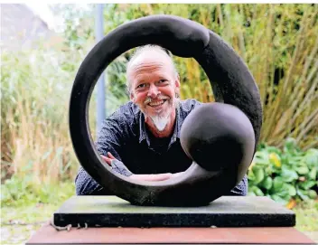  ?? FOTO: DETLEF ILGNER ?? Armin Küpper mit einer seiner Skulpturen im großen Garten am Atelier in Liedberg. Der Künstler hat sich dort sein eigenes inspiriere­ndes Refugium geschaffen.