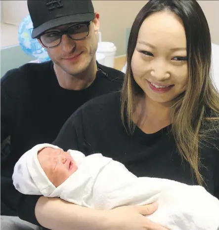  ?? RYAN RUMBOLT ?? Steven Boudreau and Tserennadm­id Bayar welcome their son, Louie Boudreau, to the world. He is the city’s 2017 New Year’s baby.