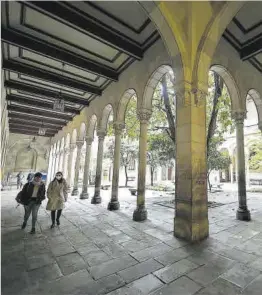  ?? Jordi Cortadella­s ?? El claustro de la UB, en el edificio histórico de la Gran Via.